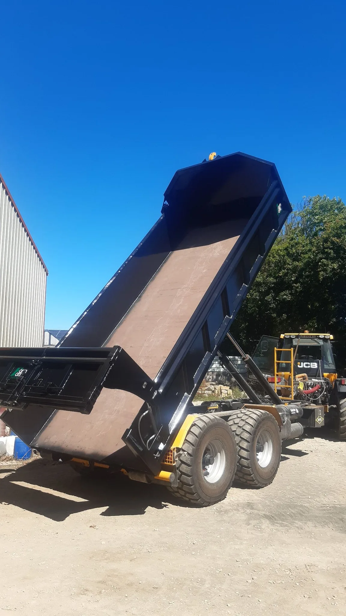 Benne amovible levée avec porte hydraulique