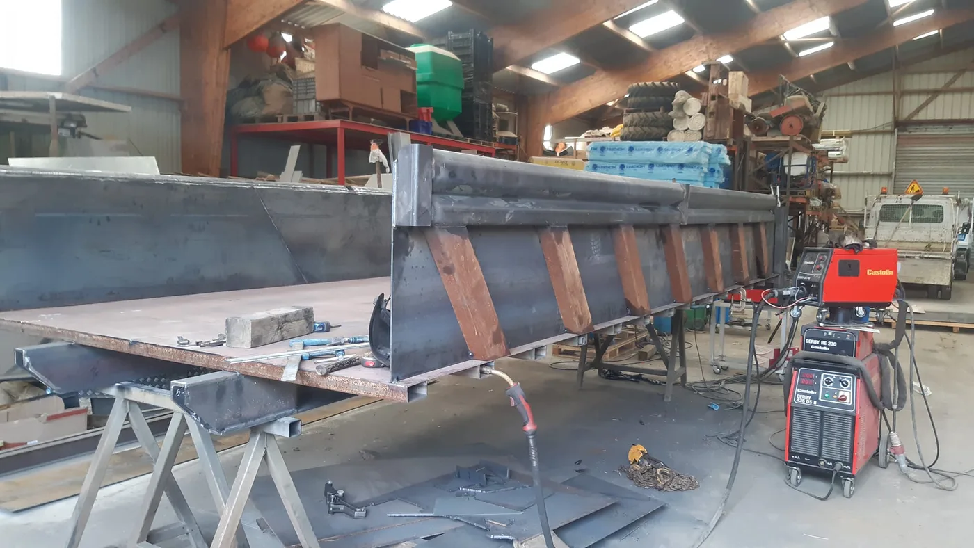 Benne en construction dans l'atelier de chaudronnerie FarmForst Industrie