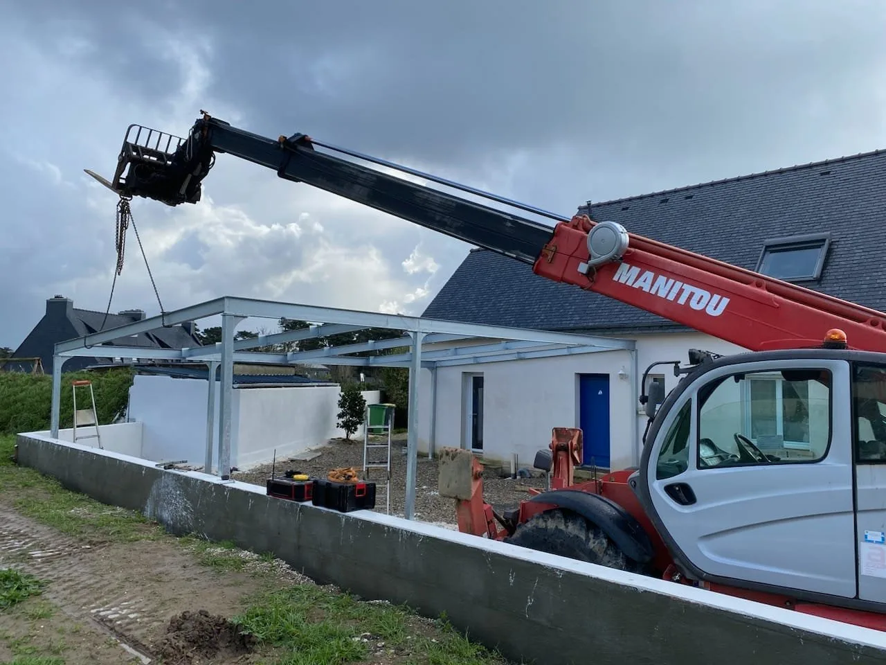 Carport métallique sur mesure posé par FarmForst Industrie