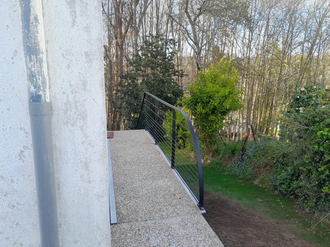 Garde-corps arrondi sur mesure pour terrasse