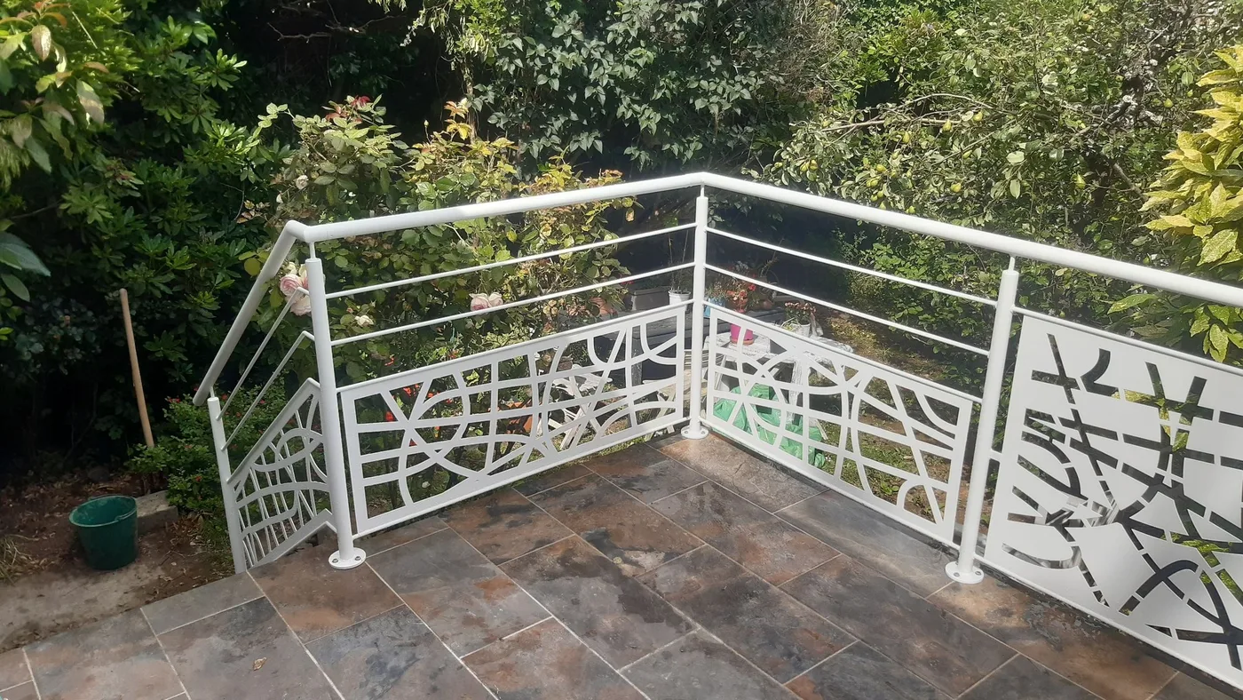 Garde-corps blanc de terrasse et escalier