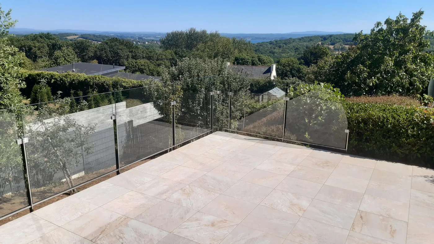 Garde-corps en verre pour terrasse avec vue