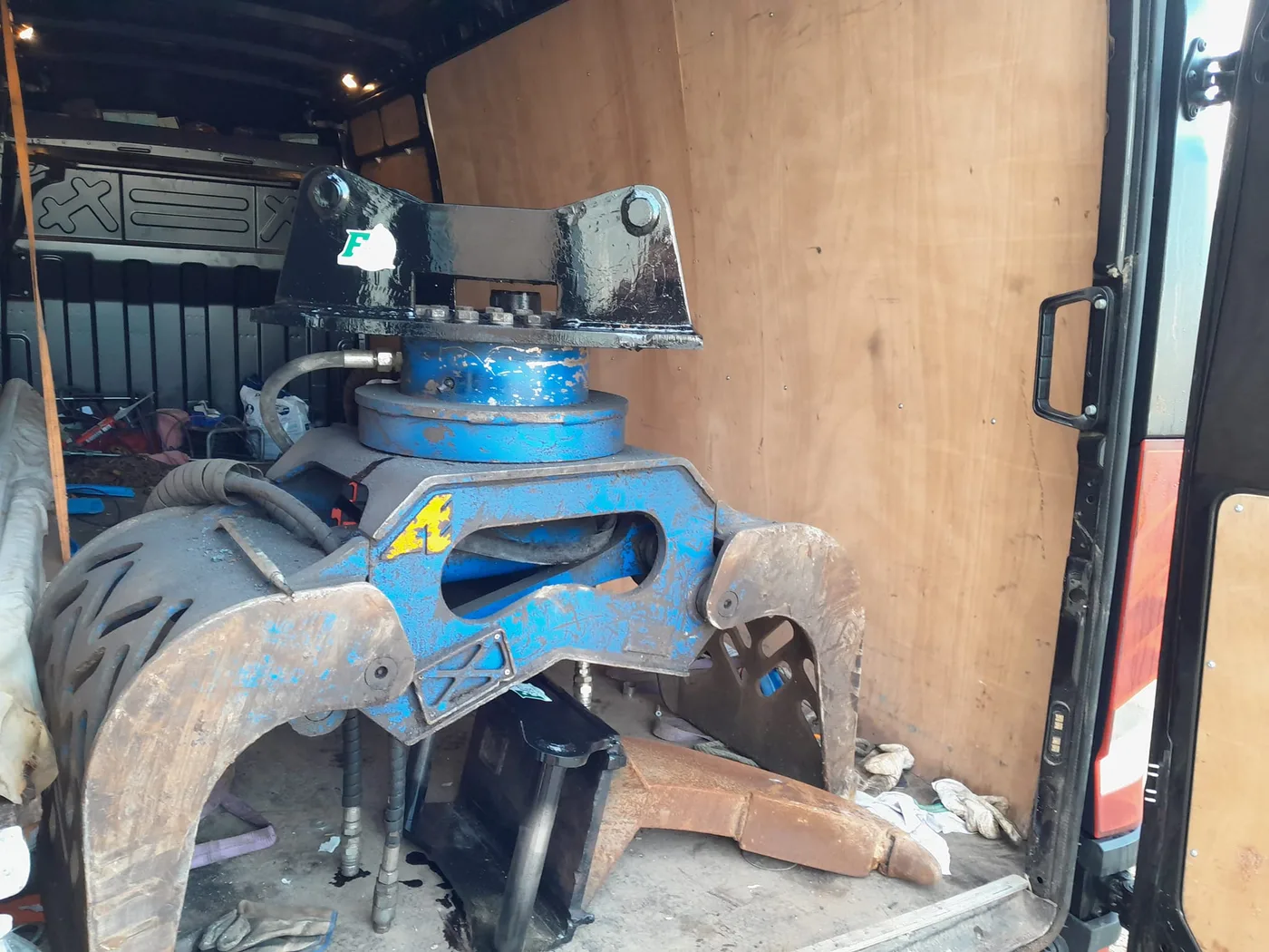Modification de module d’attache, pince de tri et dent de déroctage